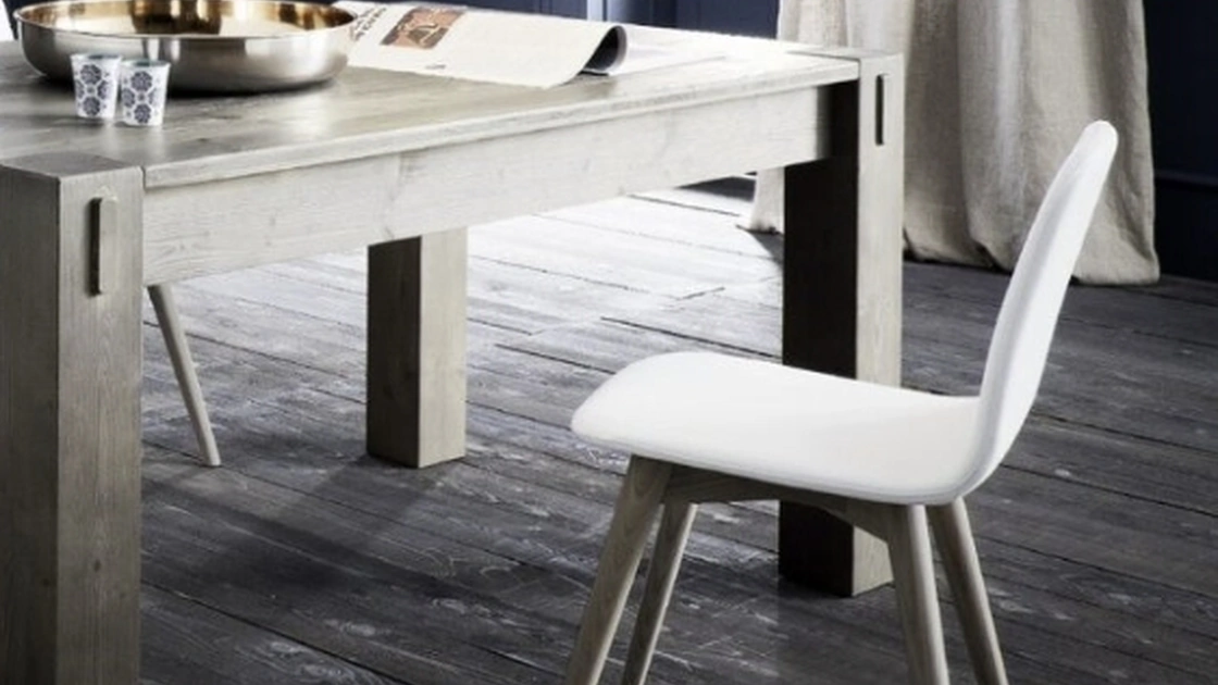 Sedia Maya in ecopelle con struttura in Frassino di Alta Corte