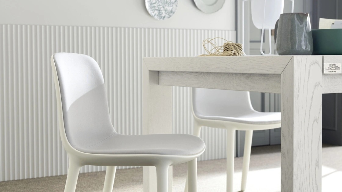 Sedia Rachele in tecnopolimero con scocca interna rivestita in tessuto di Alta Corte