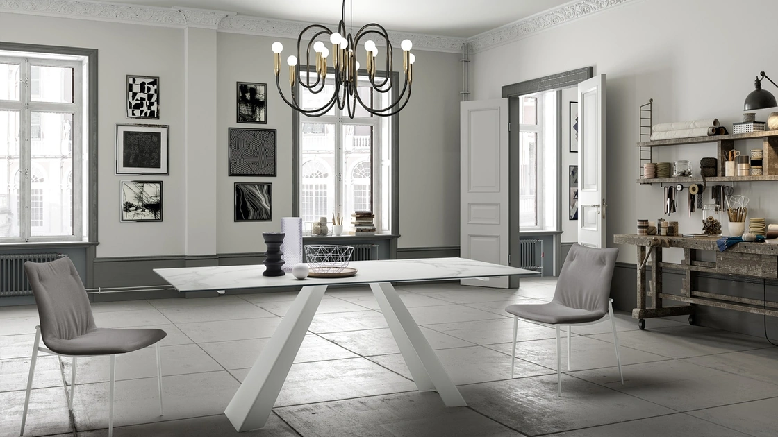 Sedia Ring in tessuto imbottito con struttura in metallo verniciato bianco di Zamagna