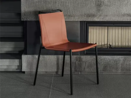 Sedia Shape con monoscocca rivestita in cuoio e struttura in acciaio di Bontempi