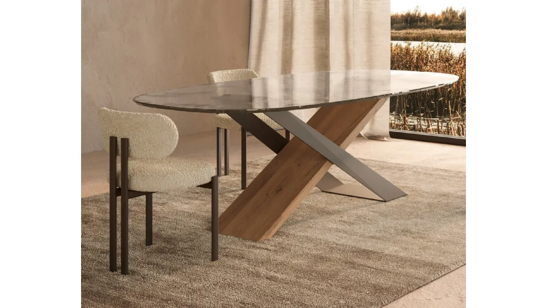 Tavolo X in cristallo extrachiaro con base in legno secolare e metallo di Nature Design