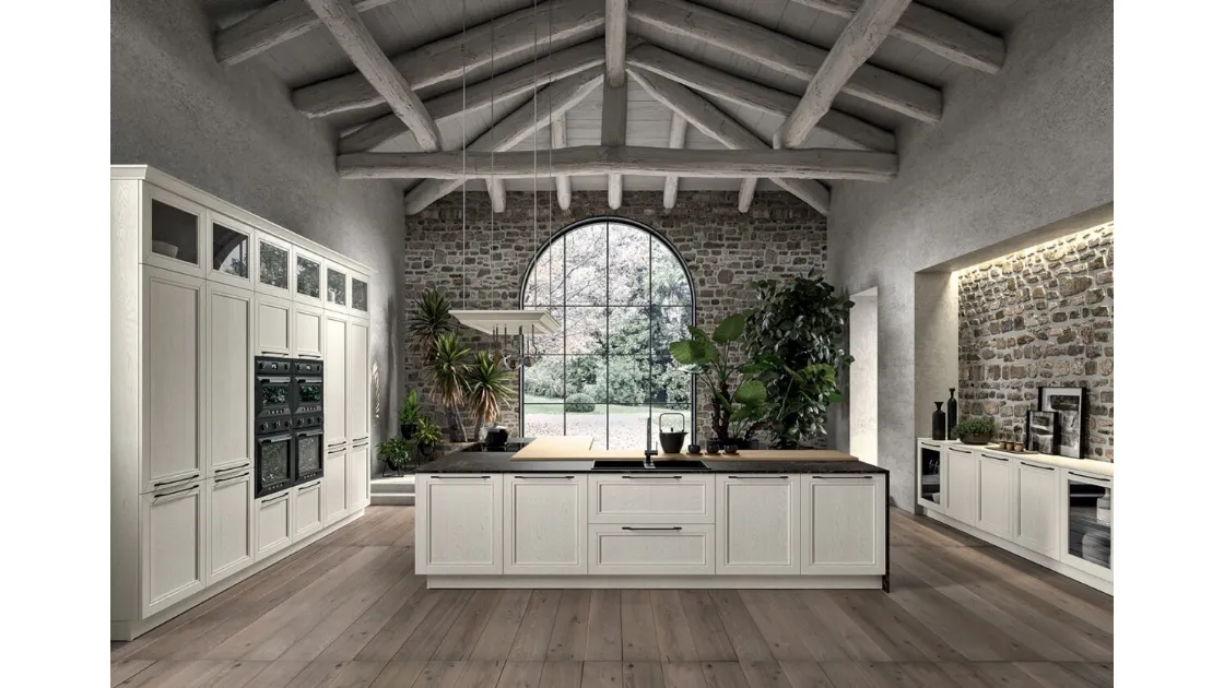 Cucina Classica angolare in legno di Frassino finitura decapè Carrara e top in Dekton e Rovere Opera di Arredo3