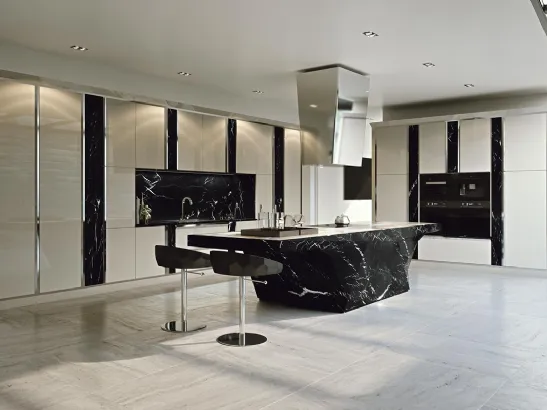 Cucina Design con isola in marmo “Black Marquinia” con particolari in metallo e top in Onice Briolette di Busatto