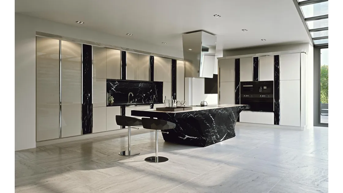 Cucina Design con isola in marmo “Black Marquinia” con particolari in metallo e top in Onice Briolette di Busatto