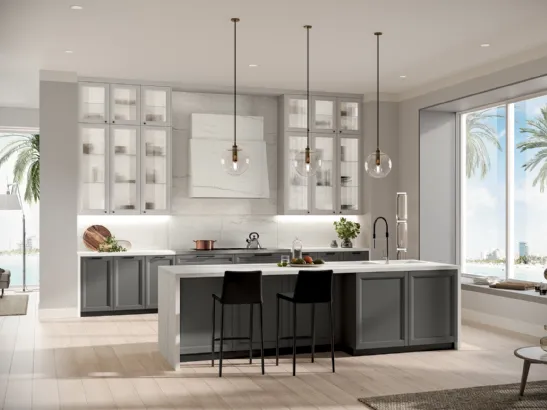 Cucina Moderna con isola in laccato opaco antracite e bianco con top e rivestimento in Neolith effetto marmo Class di Febal